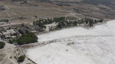 Turist otobüslerini ve araçlarını durdurmak için dinlenme merkezinde bir platformu olan bölge.