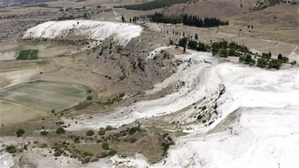 Antik Hierapolis şehrinin eteğindeki sarkıt dağları. Pamukkale. Hava fotoğrafçılığı — Stok video