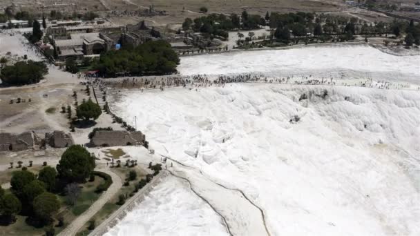 Teras alami, mandi dan stalaktit kalsium karbonat terbentuk selama ribuan tahun di dekat kota Hierapolis — Stok Video