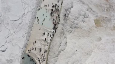 Termal sular beyaz kalsiyum tuzu ve karbondioksit terasları oluşturdu.