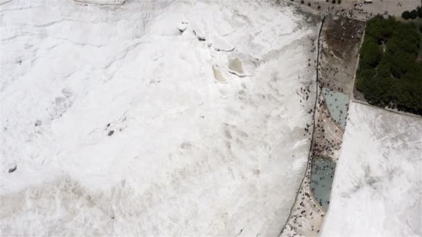 Древний город Иераполис окружен сталактитами и террасами с термальными бассейнами — стоковое видео