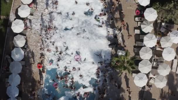 Fiesta de espuma en la piscina al aire libre en el sitio — Vídeo de stock