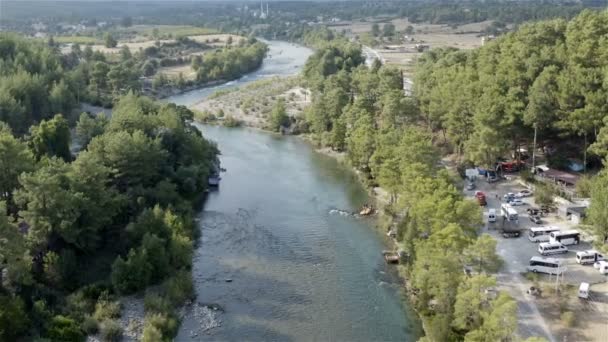 Τουριστική βάση στις όχθες ενός ορεινού ποταμού για ράφτινγκ με κανό και βάρκες — Αρχείο Βίντεο