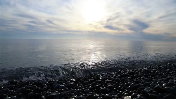 Golven klapperend in de avond kalme zee bij zonsondergang — Stockvideo