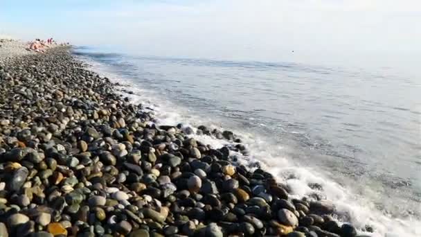 Τουρίστες και πολίτες απολαμβάνουν τις ακτίνες του ήλιου δίπλα στη θάλασσα — Αρχείο Βίντεο