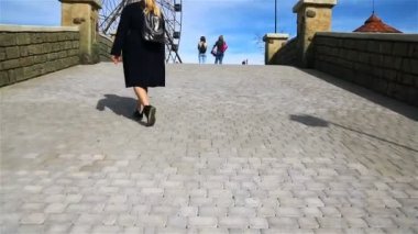 Kızlar parktaki dönme dolaba koşar