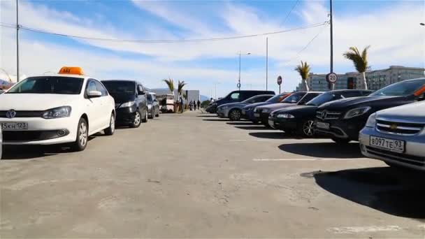 El Estacionamiento es ocupado por los coches y los taxis — Vídeo de stock