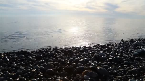 Stenar från stranden faller i havet på sluttningen — Stockvideo