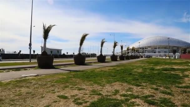 Välpreparerat område längs motorvägen vid Fisht Olympic stadium — Stockvideo