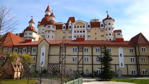 ソチ公園の領土にあるBogatyrホテル — ストック動画