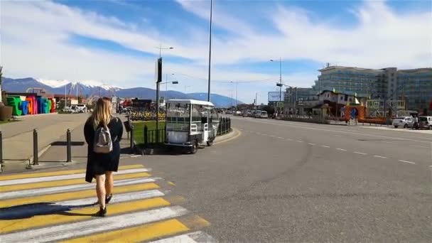 Одна дівчина ходить по вулицях Сочі протягом дня. — стокове відео