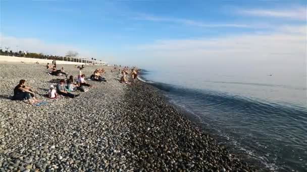 Turistas familias con niños relajarse junto al mar — Vídeo de stock