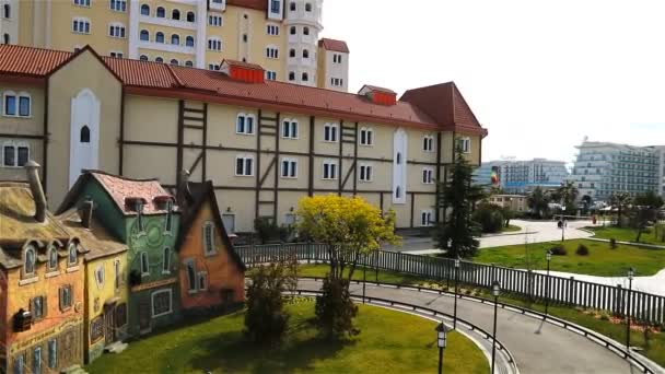 Fabelachtige, veelkleurige toeristische hotel Bogatyr in Sochi Park — Stockvideo
