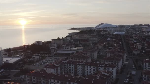Zonsondergang boven de kuststad — Stockvideo