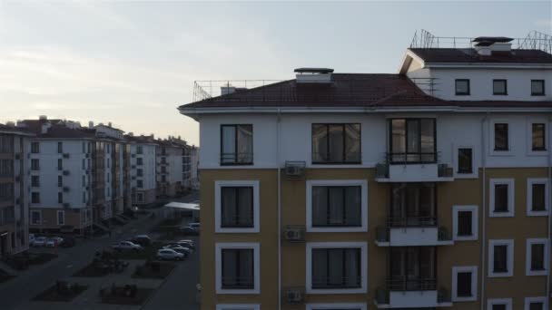 Vista di un complesso residenziale a grattacielo — Video Stock