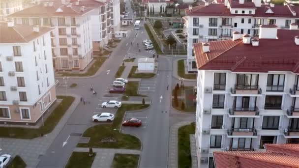 Uitzicht op de parkeerplaats van een laagbouw wooncomplex — Stockvideo