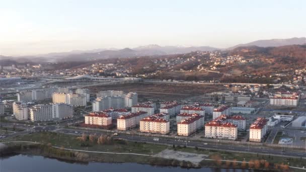 Stort bostadsområde i Sotji i bergen — Stockvideo