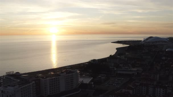 Havet solnedgång på bakgrunden av staden — Stockvideo