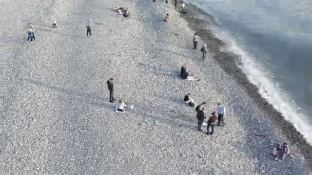 A água clara do mar negro envolve a praia de seixos — Vídeo de Stock