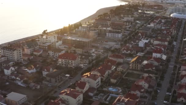 Residentiële gebouwen aan de zeekust — Stockvideo