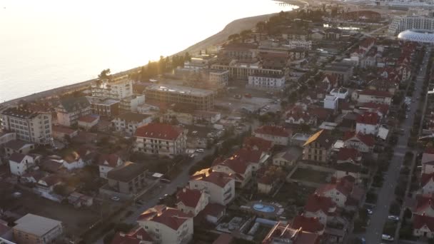 Edifícios residenciais perto da costa marítima — Vídeo de Stock