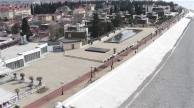 Seddin yanında bisikletli bir adam gidiyor.