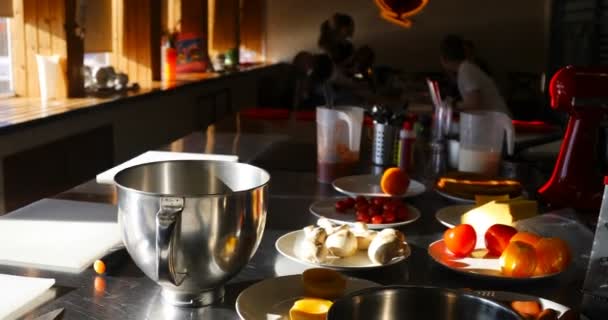 Il y a des légumes sur la grande table de cuisine dans des assiettes — Video