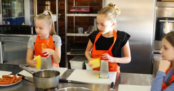 피자로 치즈를 구워 먹는 소녀들 — 비디오