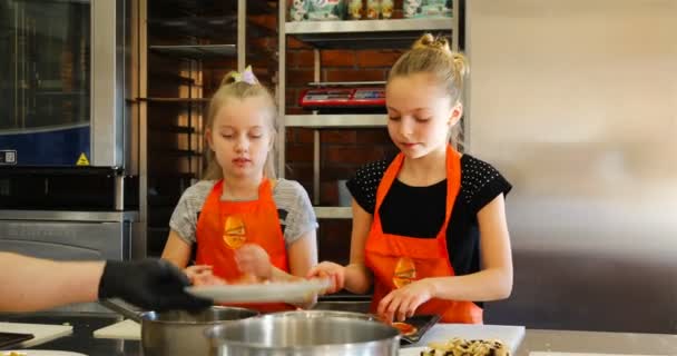 Dzieci układają składniki do pizzy — Wideo stockowe