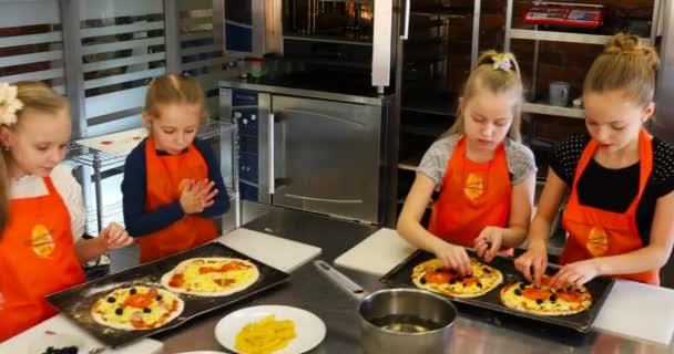 Kocken lägger pizza tillagad av barn i ugnen — Stockvideo