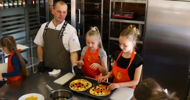 Die Kinder bereiteten eine Pizza zu und legten sie in den Ofen — Stockvideo