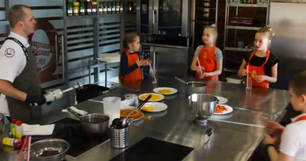Дети с шеф-поваром на кухне ресторана готовят коктейль — стоковое видео
