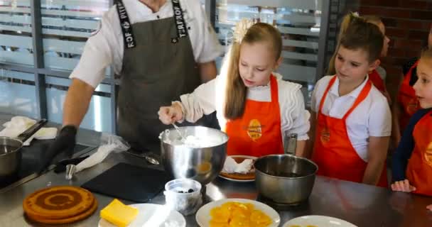 Bolos de bolo de esfregaço de crianças com chantilly — Vídeo de Stock