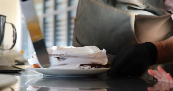 Lo chef dimostra come spalmare correttamente la torta con la crema — Video Stock