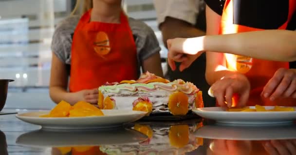 Niñas decorar el pastel con frutas en rodajas — Vídeo de stock