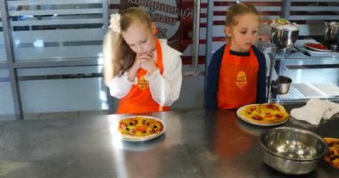 Kızlar kendi kendilerine hazırlanan pizzalara hayrandır.