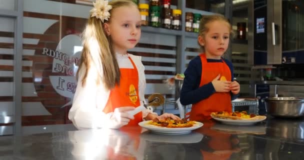 Dívky na kuchařském zápase odpovědět na otázky — Stock video
