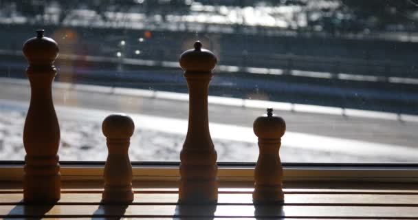 Frascos de especiarias de madeira na forma de peças de xadrez — Vídeo de Stock