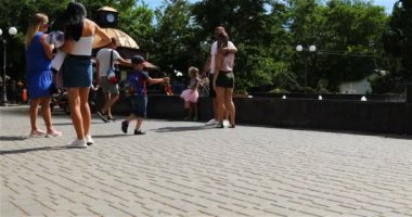 Çeşmenin yanında bir grup turistin fotoğrafı çekiliyor.