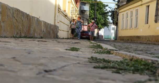 La famiglia cammina lentamente lungo una strada tranquilla — Video Stock