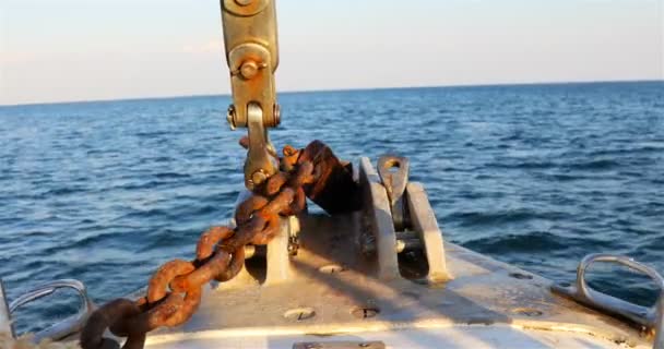 Båge av en yacht med en järnkedja på bakgrunden av det öppna havet — Stockvideo