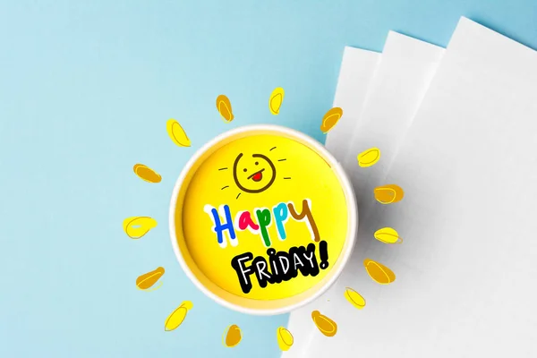 Happy Friday Zitat Und Kaffeetasse Auf Blauem Hintergrund Zeit Konzept — Stockfoto