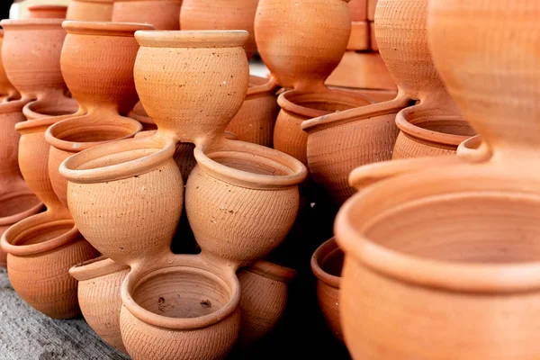 Geleneksel koleksiyonu eski çamur pots görünümünü yakın çekim