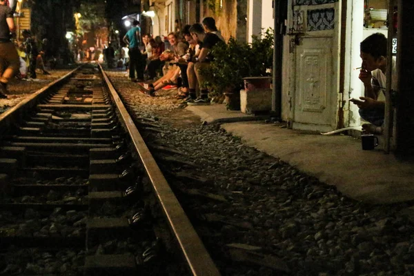 Hanoi Vietnam Marzo 2018 Gente Sentada Calle Train Uno Los — Foto de Stock