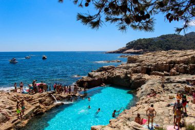 Girona, İspanya - 13 Ağustos 2016: turist mavi doğal tuzlu yüzme havuzu Es Cau Costa Brava Begur köyü güneyinde su