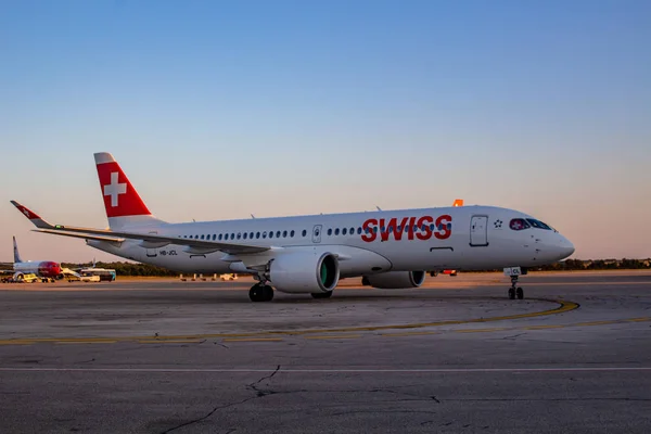 Pula Croacia Junio 2018 Swiss Airlines Bombardier Cs300 Aparcamiento Aeropuerto — Foto de Stock