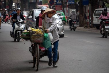 Hanoi, Vietnam - 16 Mart 2018: meyve onun bisiklet ile yolda satış üst düzey Bayan