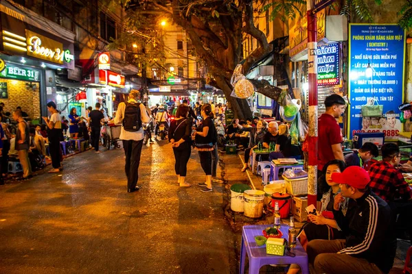 Hanoi, Vietnam - 15 Mart 2018: Hanoi popüler sokak barlar akşam zevk gençler
