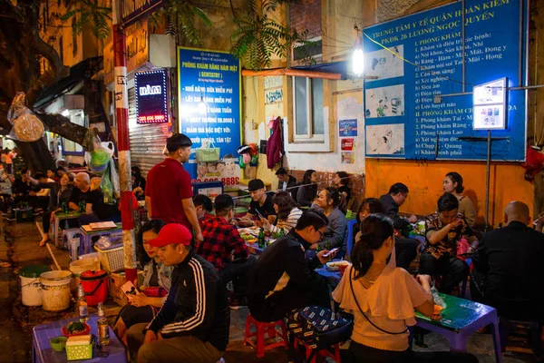 Hanoi Vietnam Marzo 2018 Jóvenes Disfrutando Noche Los Populares Bares — Foto de Stock