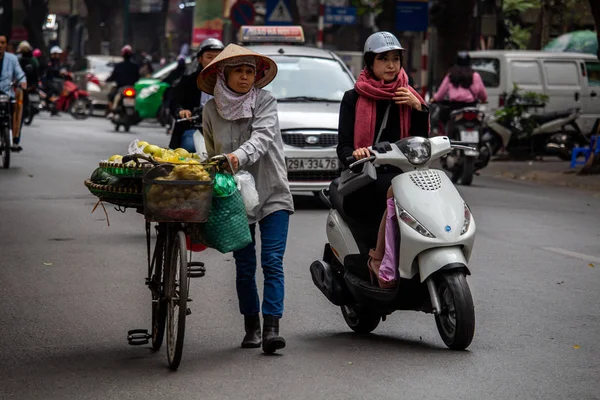 ハノイ ベトナム 2018 シニア女性彼女の自転車で道路上の果物販売 — ストック写真